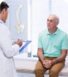 Imagem ilustrativa de um homem conversando com um médico durante uma consulta.